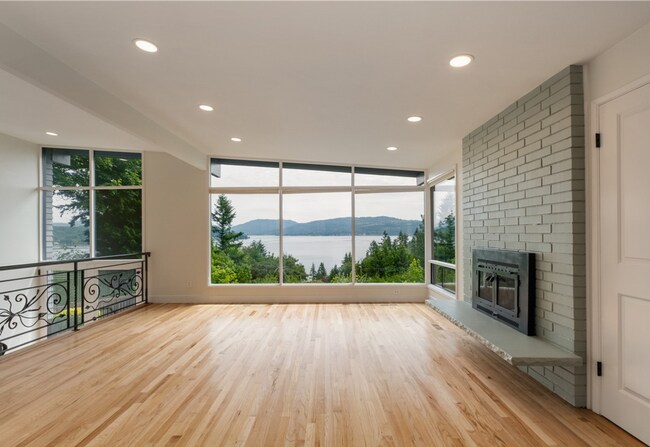 Building Photo - Elegant 4 bed home with Lake Sammamish Vie...