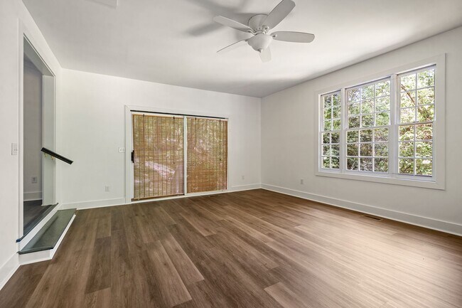 Building Photo - Heart of Chapel Hill! Roosevelt is ready for you!  4 bedrooms/3 bathrooms