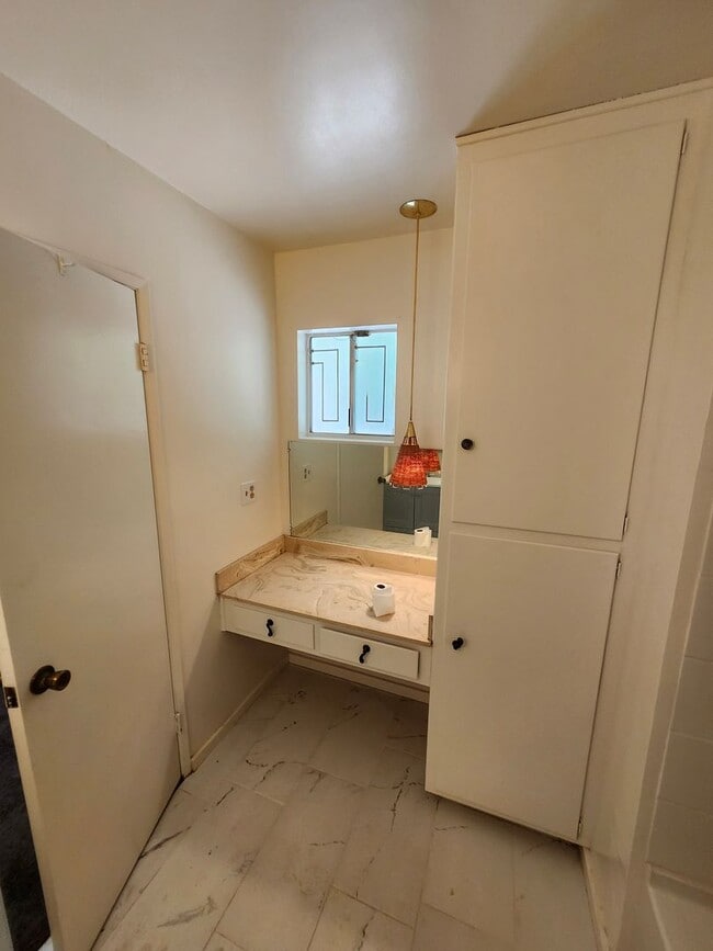 Building Photo - Newly Renovated! Spacious 4-Bed, 2-Bath Ho...