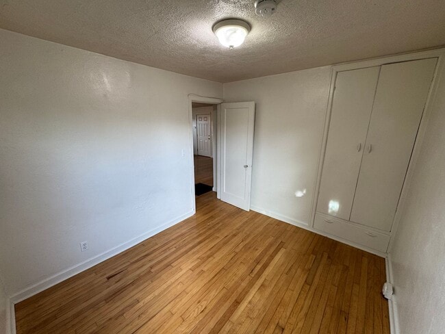 Building Photo - 2 Bedroom ~ 1 Bathroom House in SW Corvallis