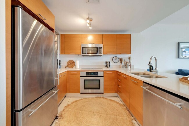 Building Photo - 3256 NE 1st Ave