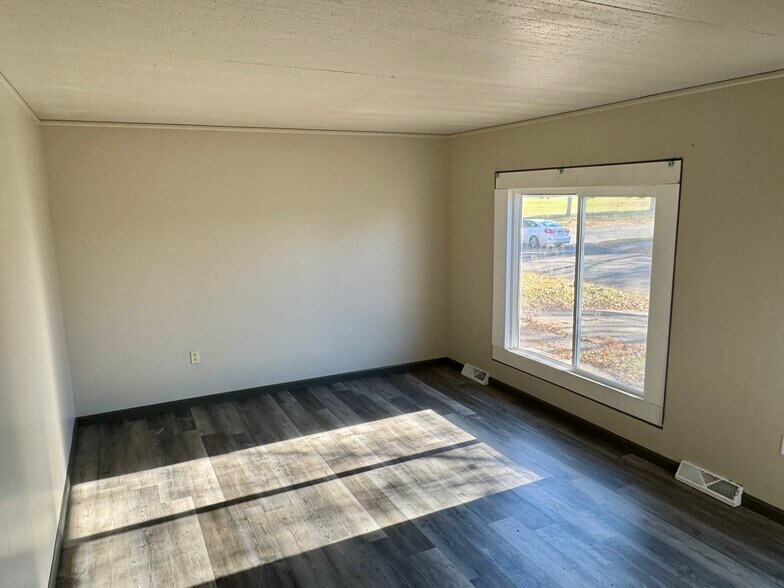 Building Photo - 1225 13th St SE