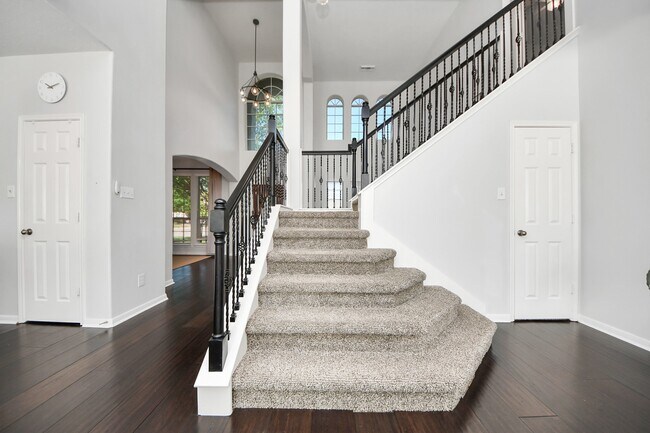 Building Photo - 30214 Vinebriar Dr