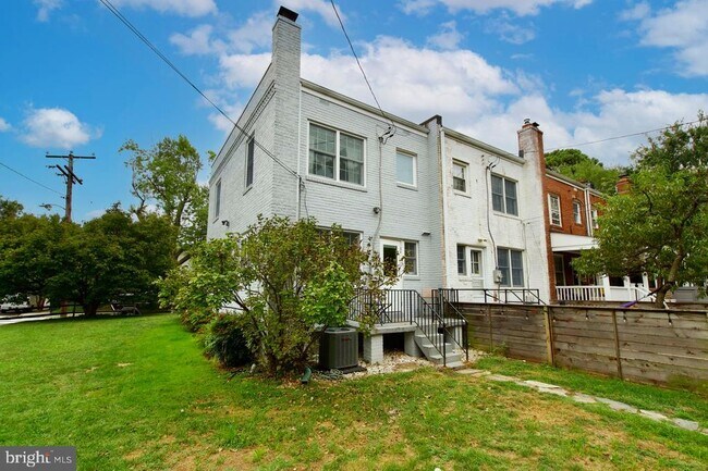 Building Photo - 1820 Leslie Ave