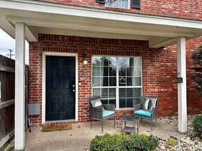 Building Photo - Charming 2/2.5 Condo at Candlelight Villag...