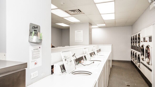 Building Photo - 899 S Plymouth Ct