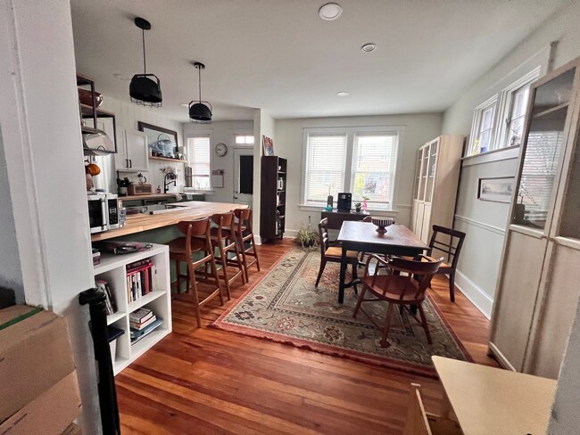 Building Photo - Charming Reynolds Ave Rental – Spacious Yard, Stylish Kitchen, Great Location