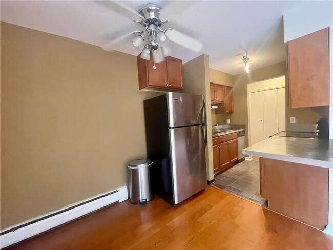 Building Photo - 633 Robert St