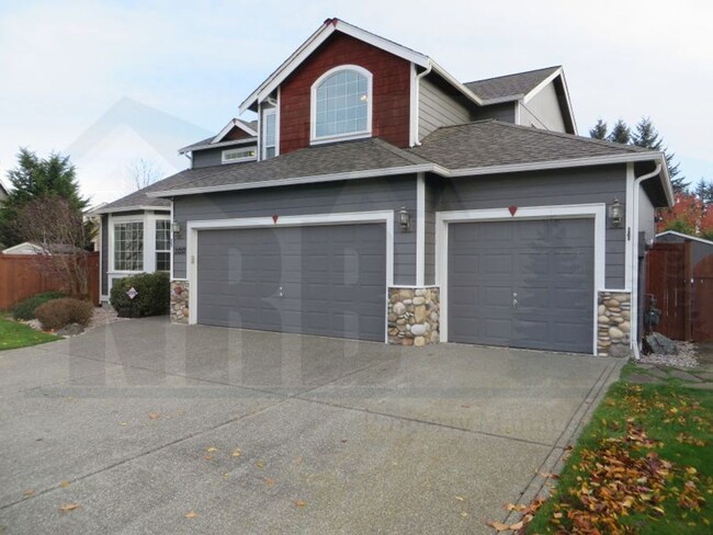 Building Photo - Gorgeous 4 bedroom House in a highly desir...