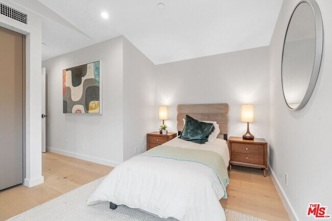 Building Photo - 855 N Detroit St