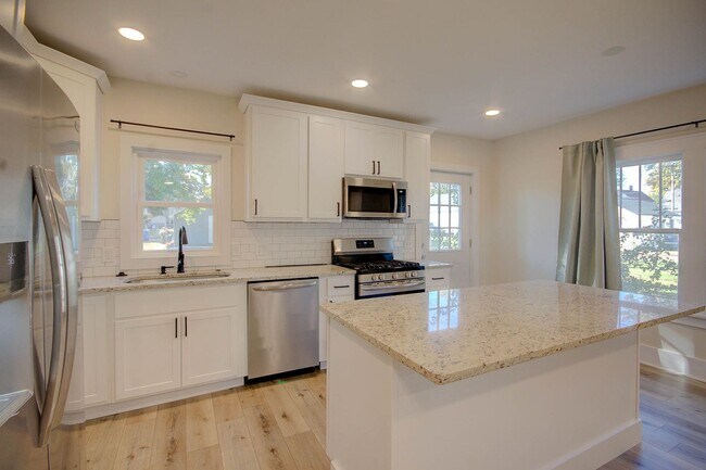 Building Photo - Completely remodeled 3 bed home