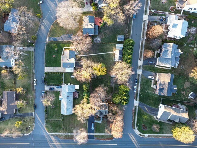 Building Photo - 903 Crestview Dr