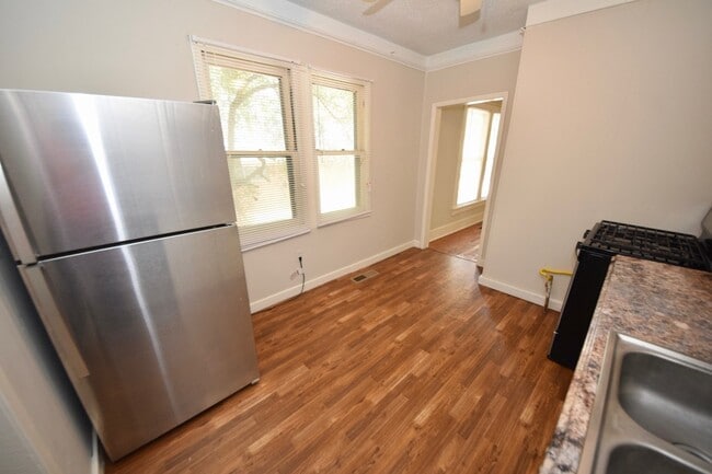 Building Photo - 4 Bed, 2 Bath Near UOM