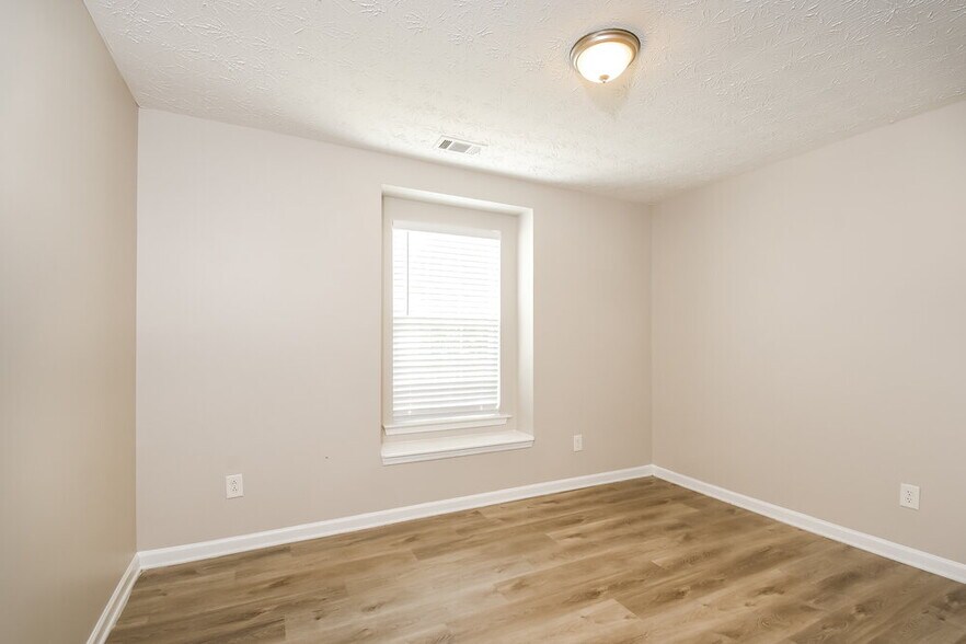 Building Photo - 2110 Valley Creek Dr