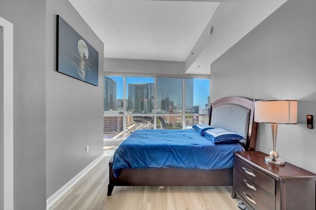 Building Photo - Fully Furnished 2 Bedroom 2 Bath High Rise with Strip Views