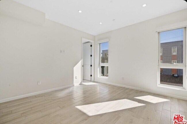 Building Photo - 1654 Greenfield Ave