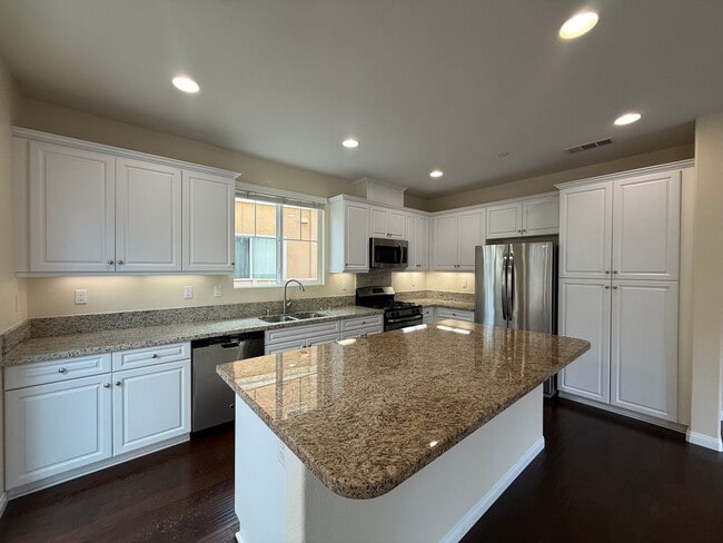 Building Photo - Great 3B/2.5BA House in Gated San Elijo Hills Community!