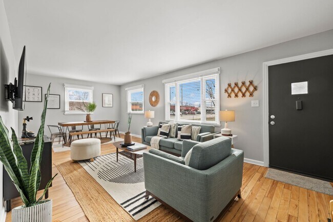 Building Photo - Super Mod Clintonville Oasis - Perfect for travelling profesionals