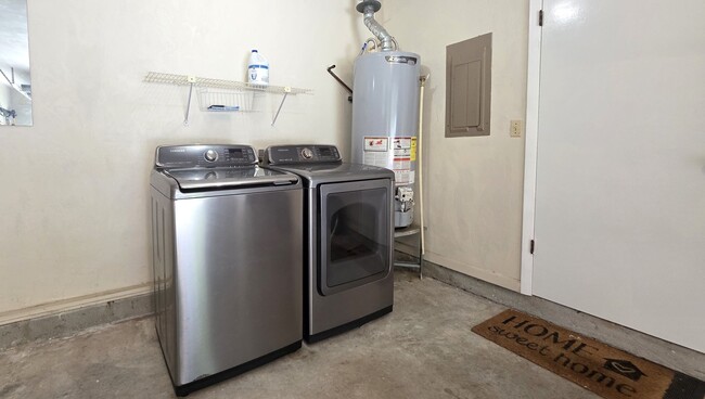 Building Photo - FOR RENT 2 bed 2 bath 1 car garage home.