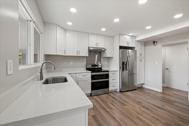Building Photo - 9 Maple Ln