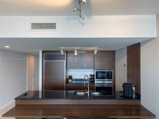 Building Photo - 475 Brickell Ave