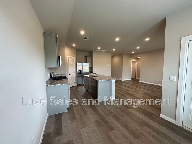Building Photo - 10516 SW 41st Pl