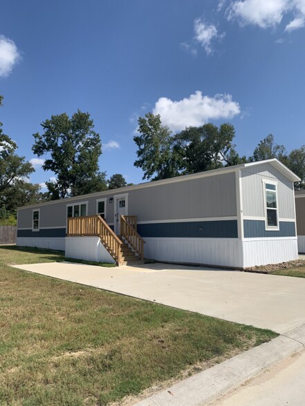 Building Photo - 23101 Green Oaks St