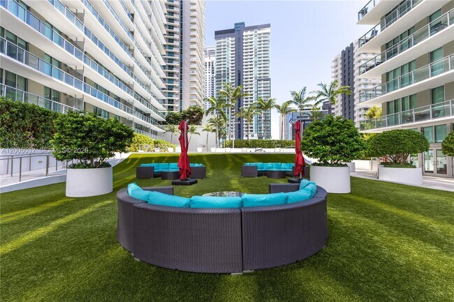 Building Photo - 1111 SW 1st Ave