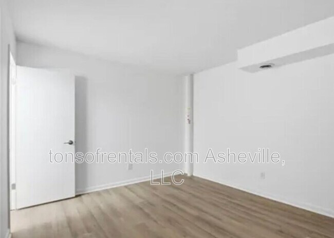 Building Photo - 207 Wood Dale Dr