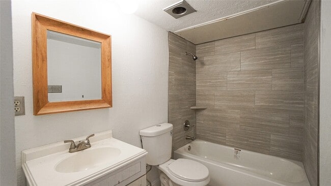 Building Photo - 2115 Chatsworth Rd