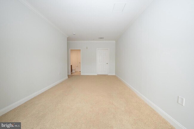 Building Photo - 300 W Elm St