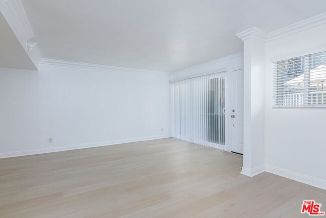 Building Photo - 355 N Maple St