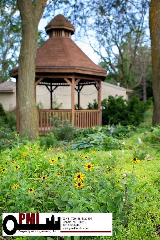 Building Photo - 3 Bedroom and 2 bathroom Colonial Hills House for rent!