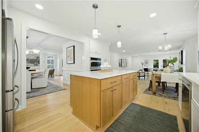 Building Photo - 1390 Tennis Ct Pl
