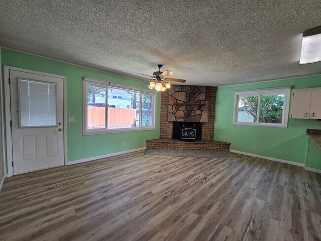 Building Photo - Spacious 4 Bedroom Home with Solar Panels, Fully Fenced Yard on Rimrock Rd