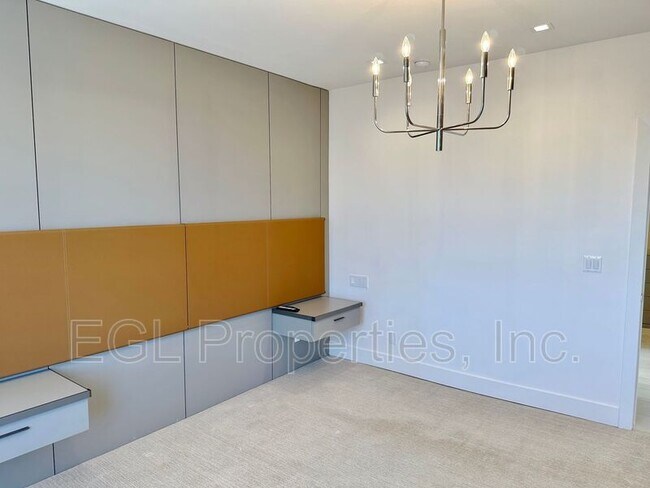 Building Photo - 1223 S Roxbury Dr