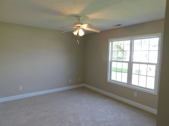 Building Photo - Beautiful Family Home