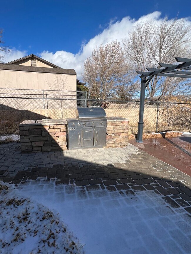 Building Photo - Charming , Single story 3 Bedroom , 2 Bath Home!