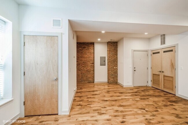 Building Photo - 325 E 44th St