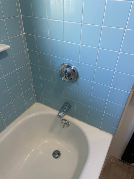 Building Photo - 16 Maple St