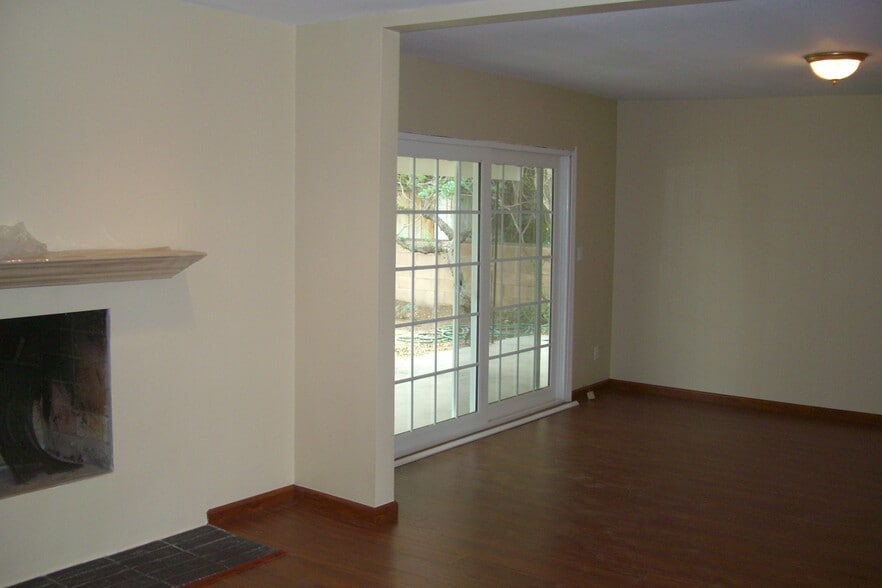 Building Photo - 9224 Sophia Ave