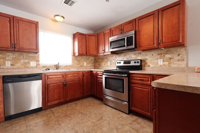 Building Photo - Beautiful 4 Bed 2 Bath w/2 Car Garage