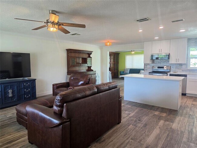 Building Photo - 1435 Santa Clara Dr