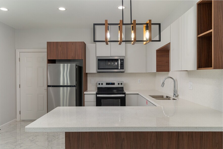 Building Photo - 1007 Hidden Hills St