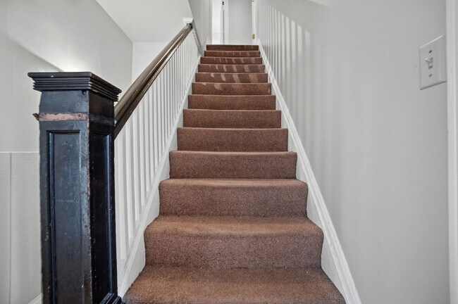 Building Photo - 7 Bed/3 Bath Mins. from UC Campus $700/pp ($4,900/mo)!