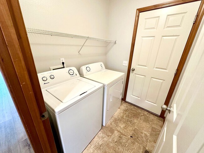 Building Photo - Spacious 4 Bedroom 2 Bathroom Home on Culd...