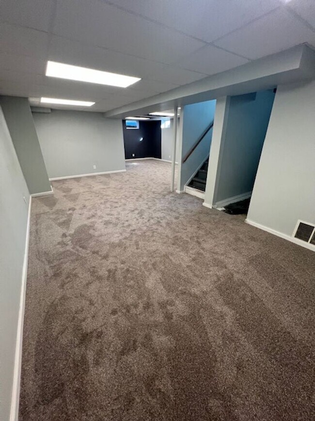 Building Photo - Spacious 4 Bedroom Duplex!!