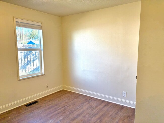 Building Photo - Powellhurst-Gilbert Updated 4 Bedroom/2 Ba...