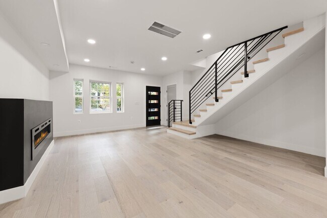 Building Photo - DC1026