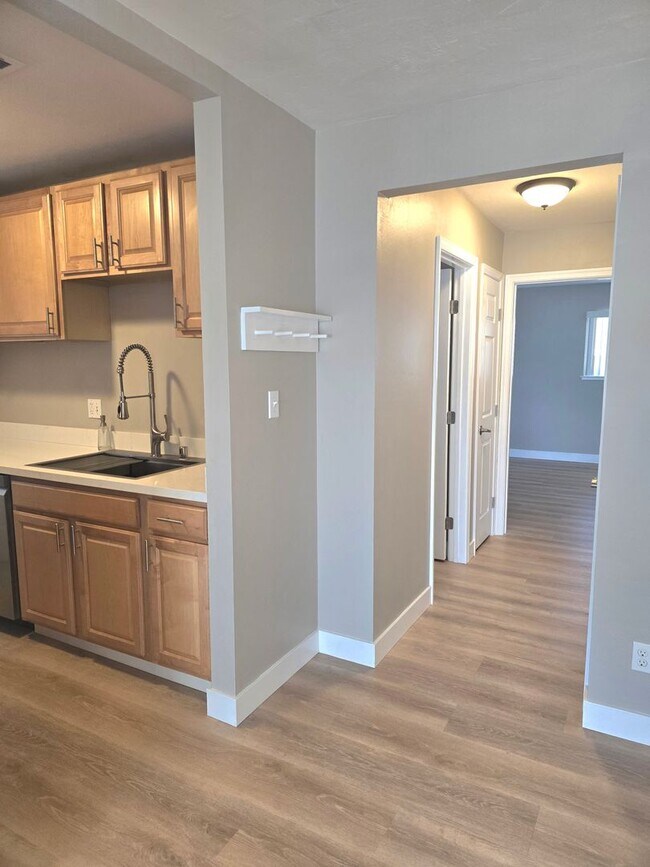 Building Photo - Beautifully Updated #4 Condo